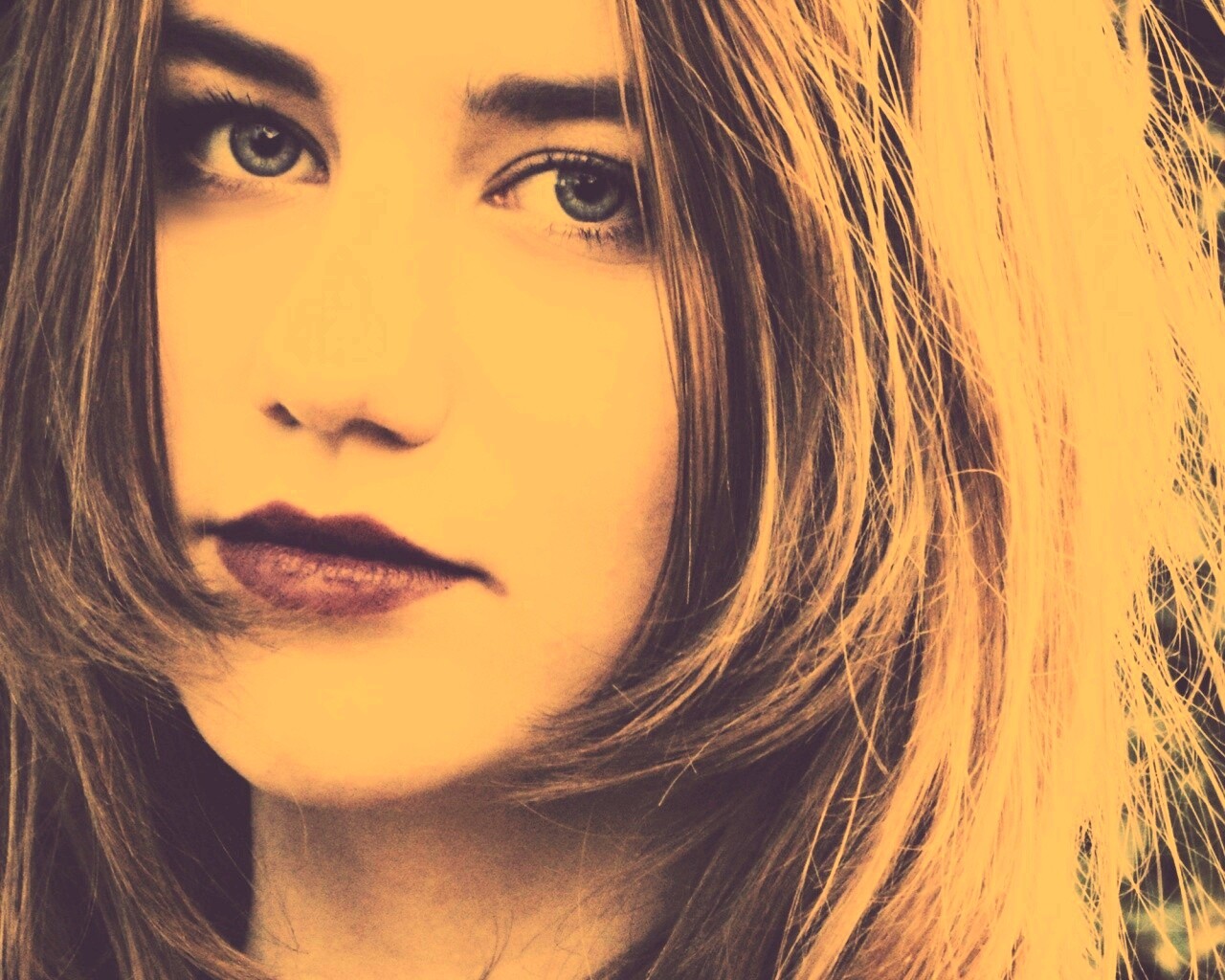 Взгляд голубоглазой девушки обои