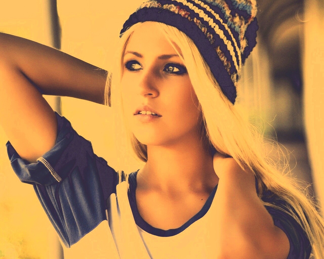 Блондинка в вязанной шапке обои