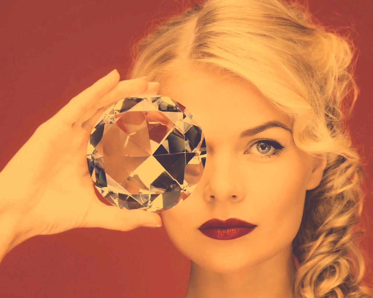 Девушка с бриллиантом обои