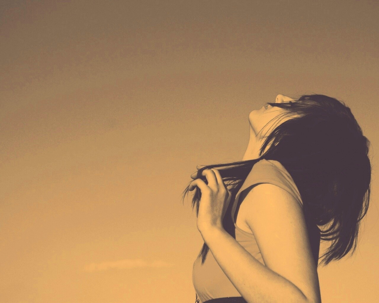 Взгляд брюнетки в небо обои