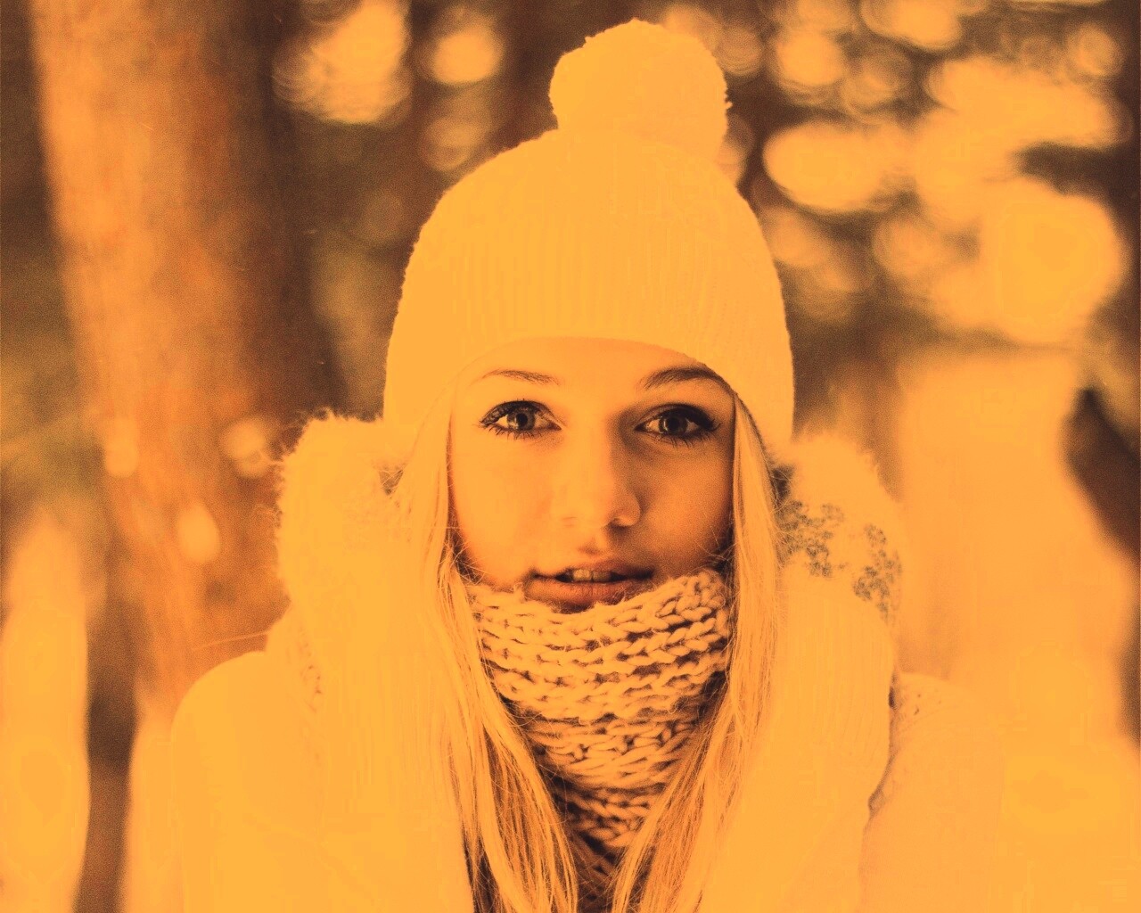 Девушка в белом в снежном лесу обои