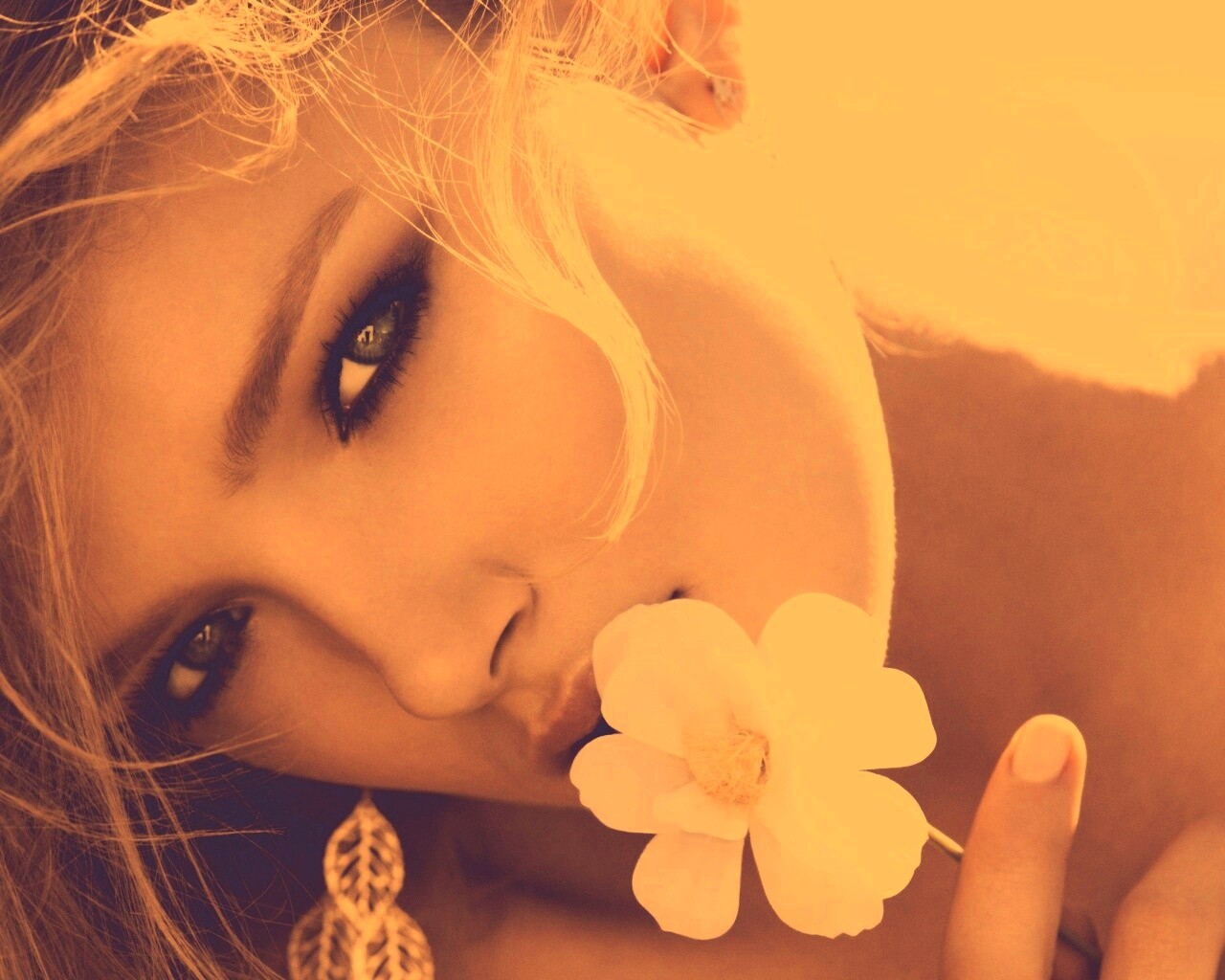 Красавица с белым цветком обои