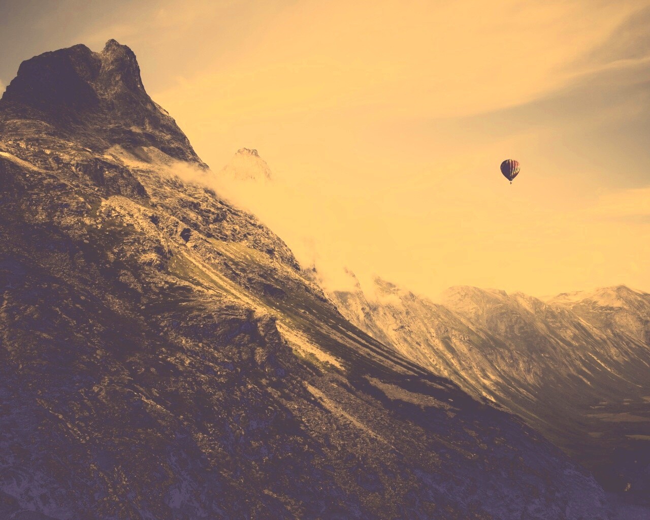 Воздушный шар в горах обои