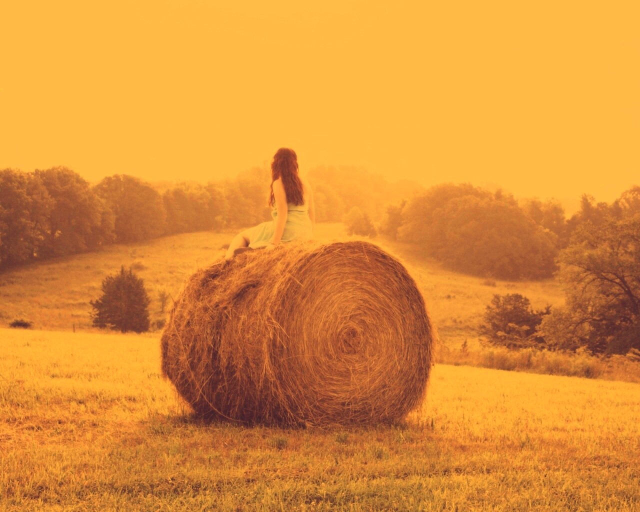 Девушка на снопе сена обои