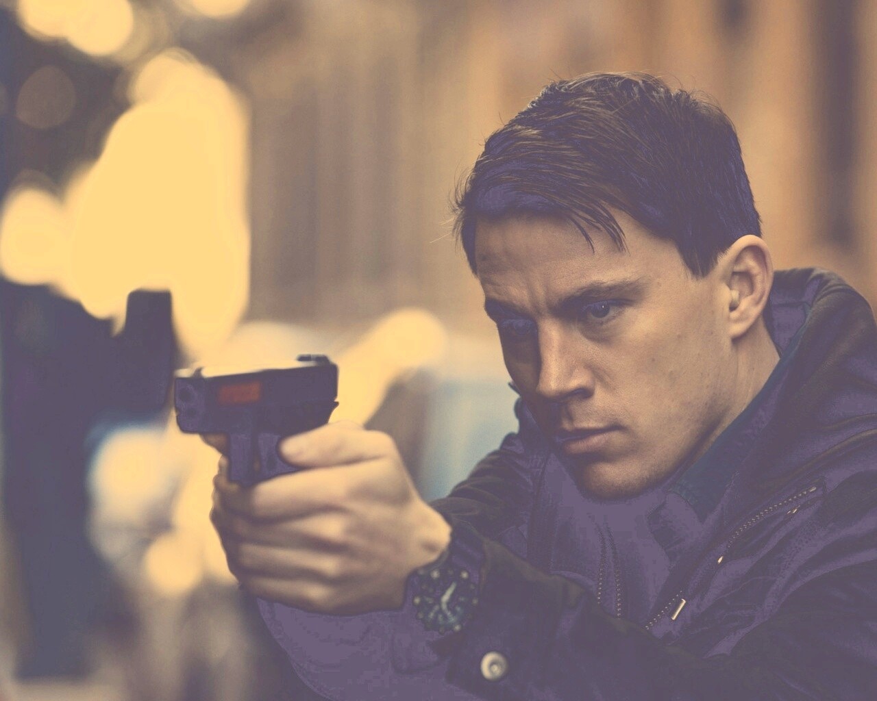 Ченнинг Татум с пистолетом обои