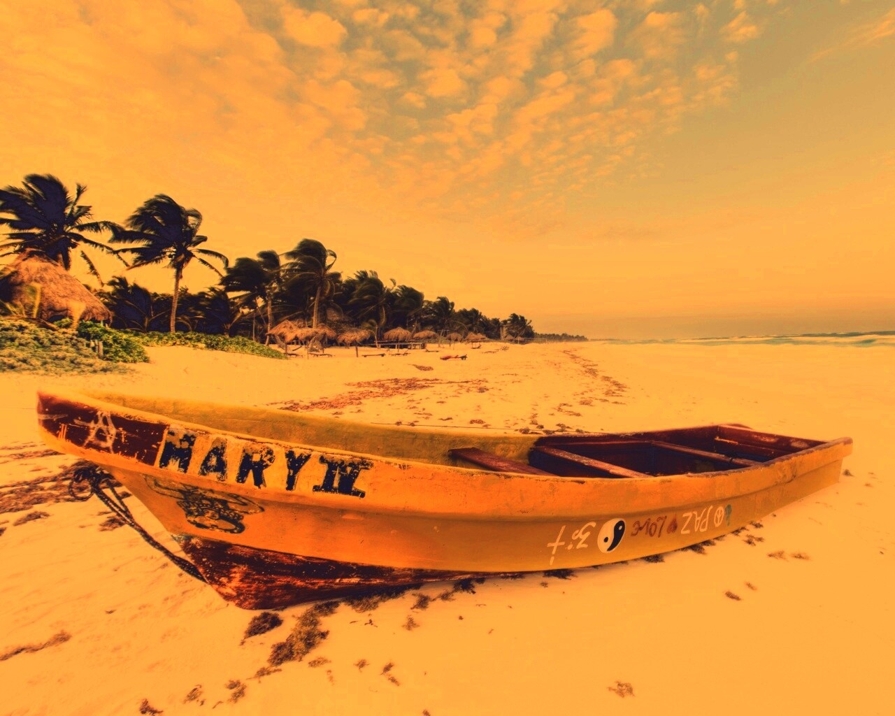 Лодка на берегу моря MARY IV обои