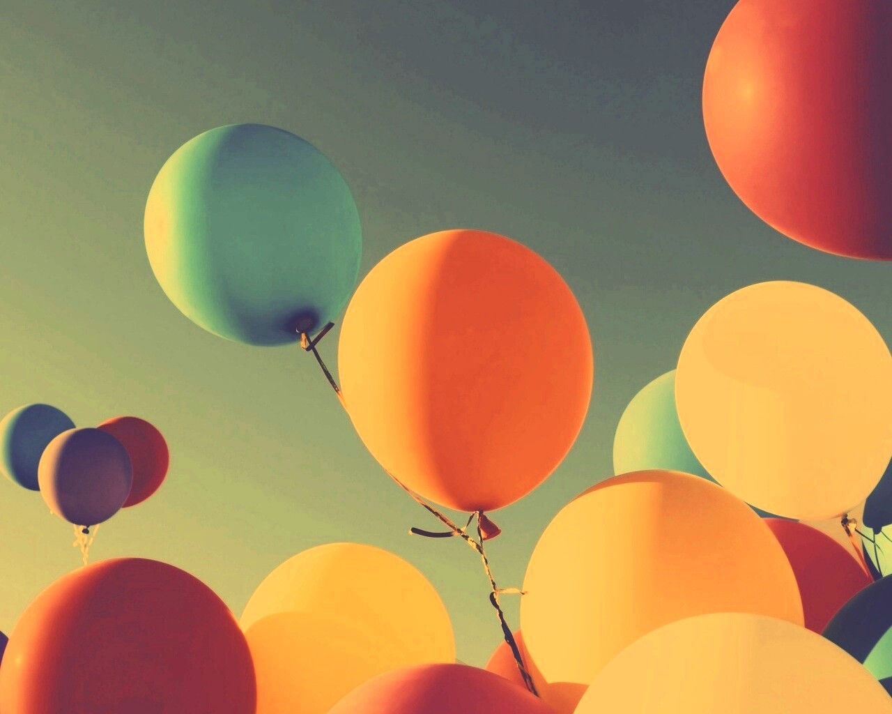 Разноцветные воздушные шарики обои