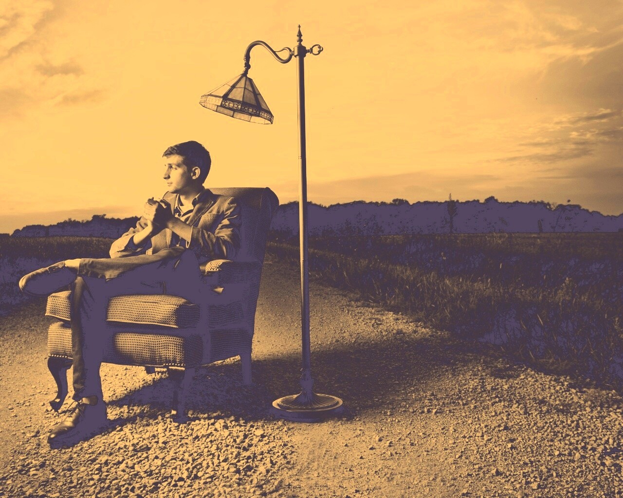 Мужчина в кресле обои