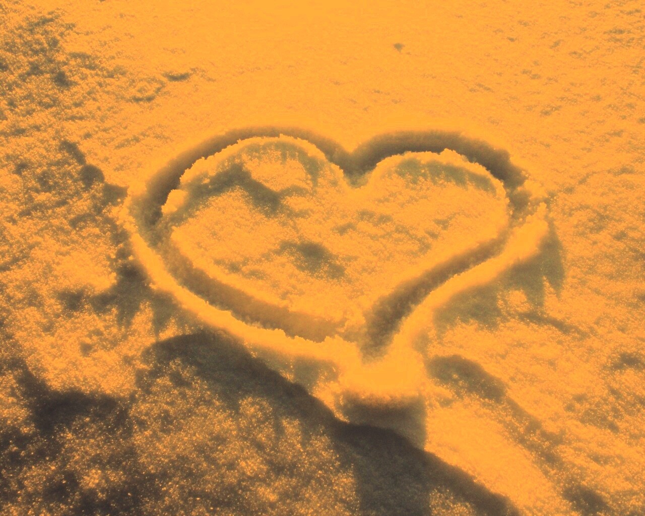 Сердечко на снегу обои