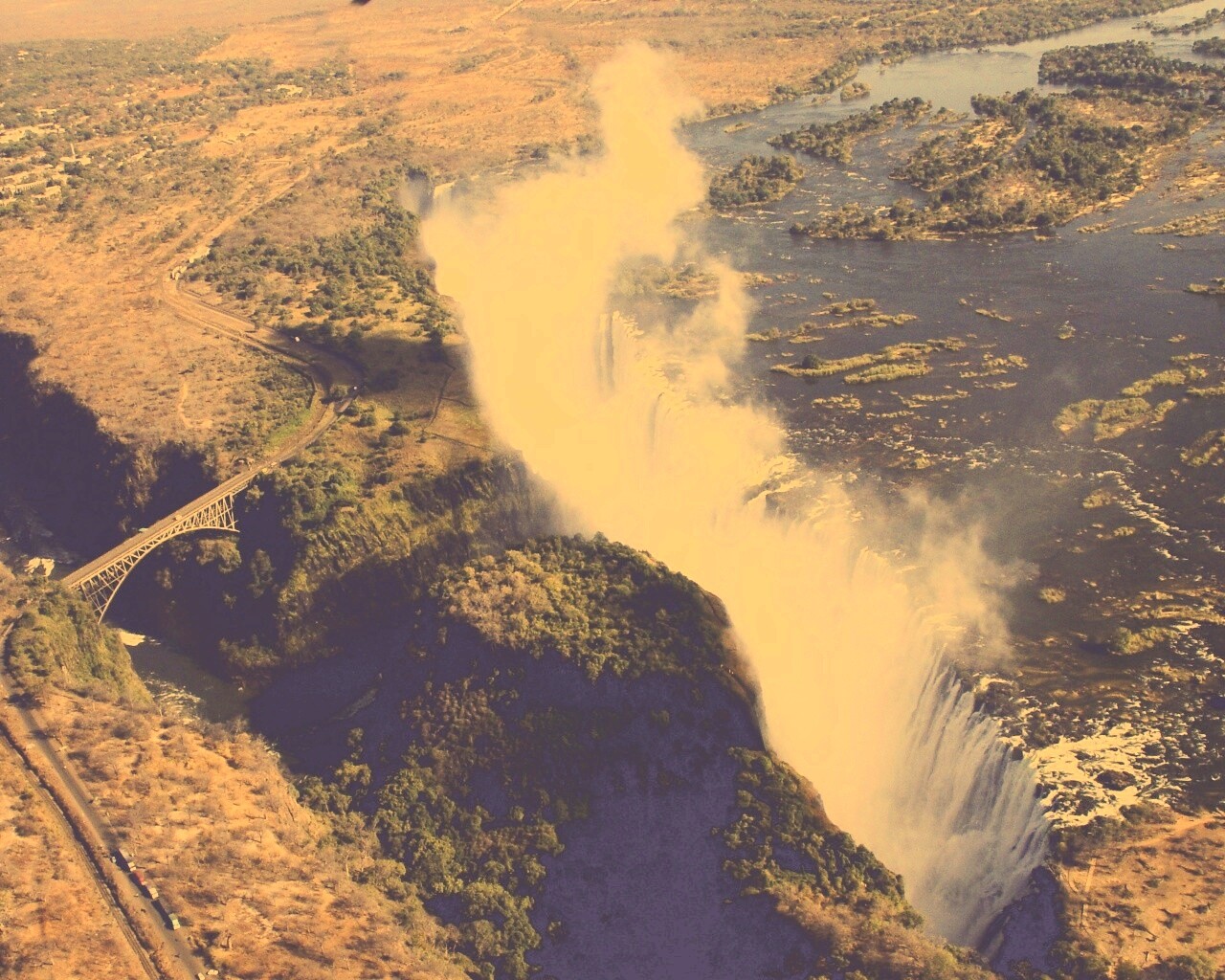 Живописный водопад обои