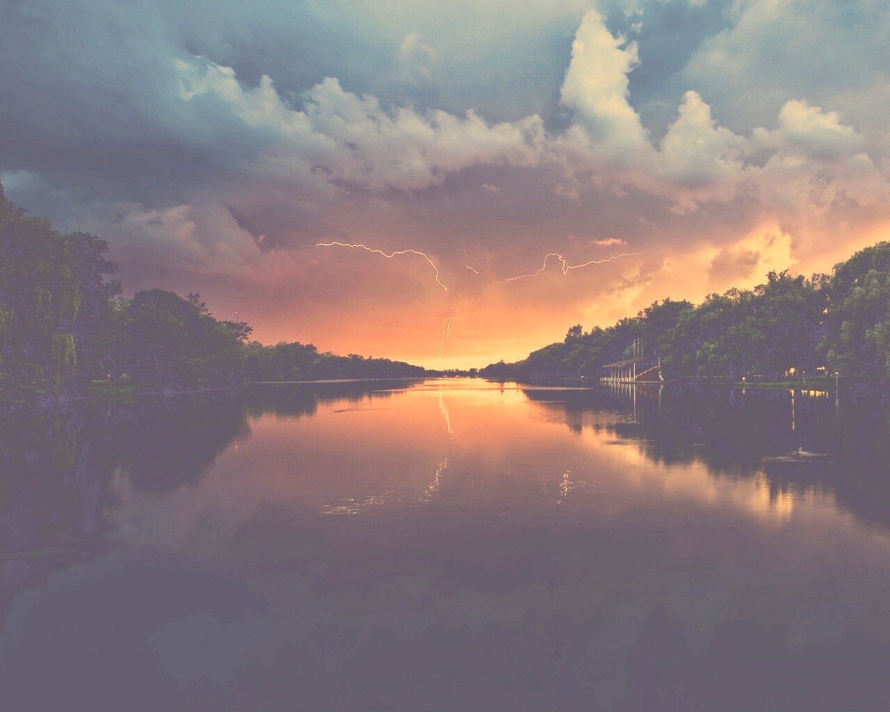 Молнии на фоне заката, стандартные обои mac обои