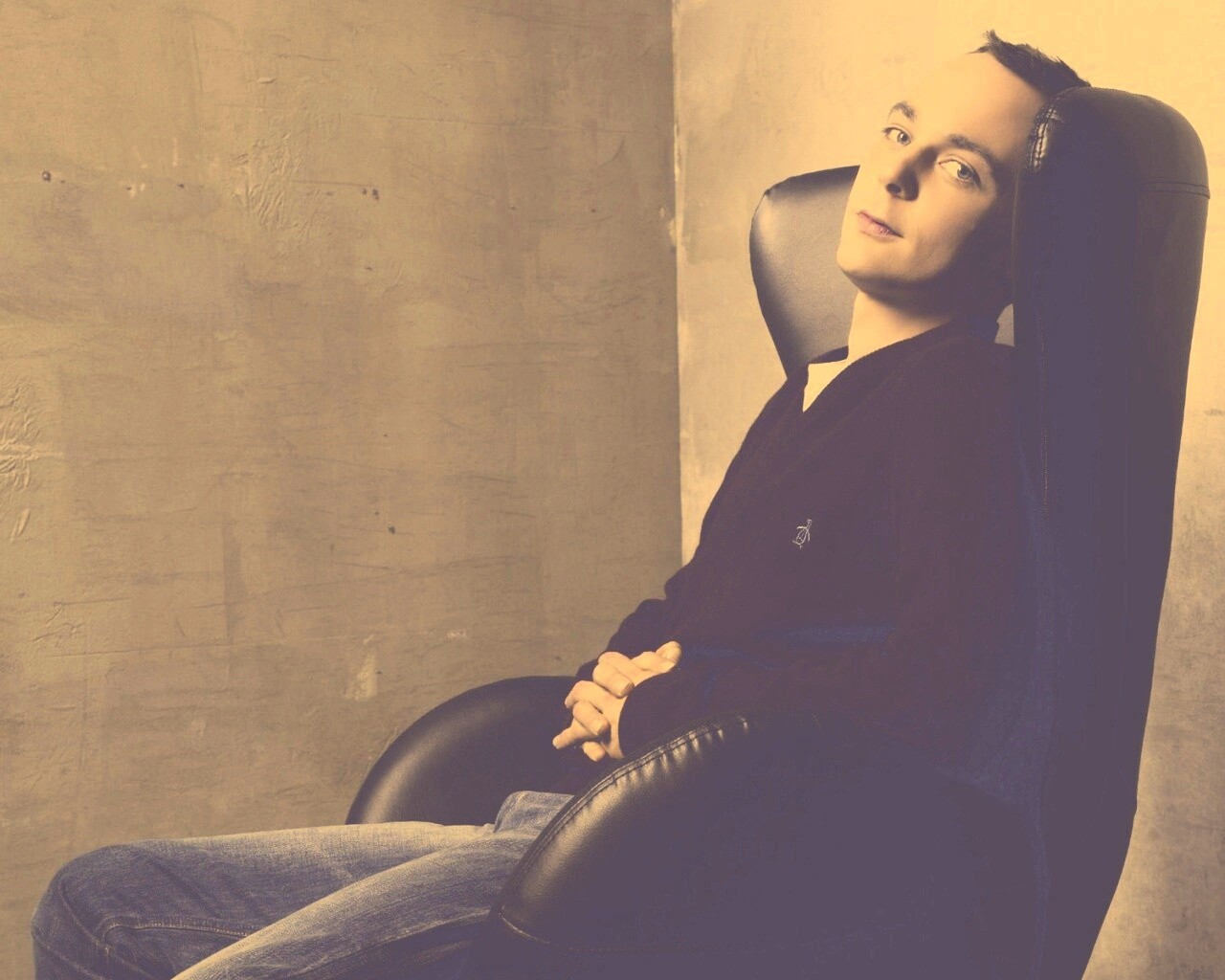 Джим Парсонс в крселе обои