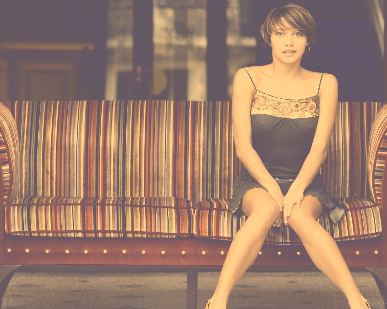 На диване обои