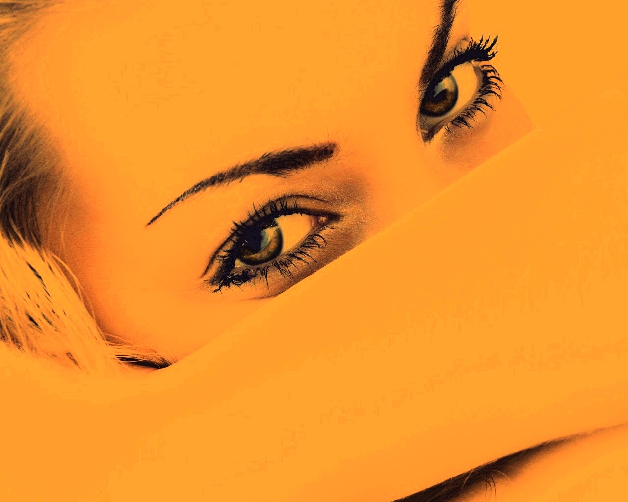 Девушка прикрыла лицо рукой обои