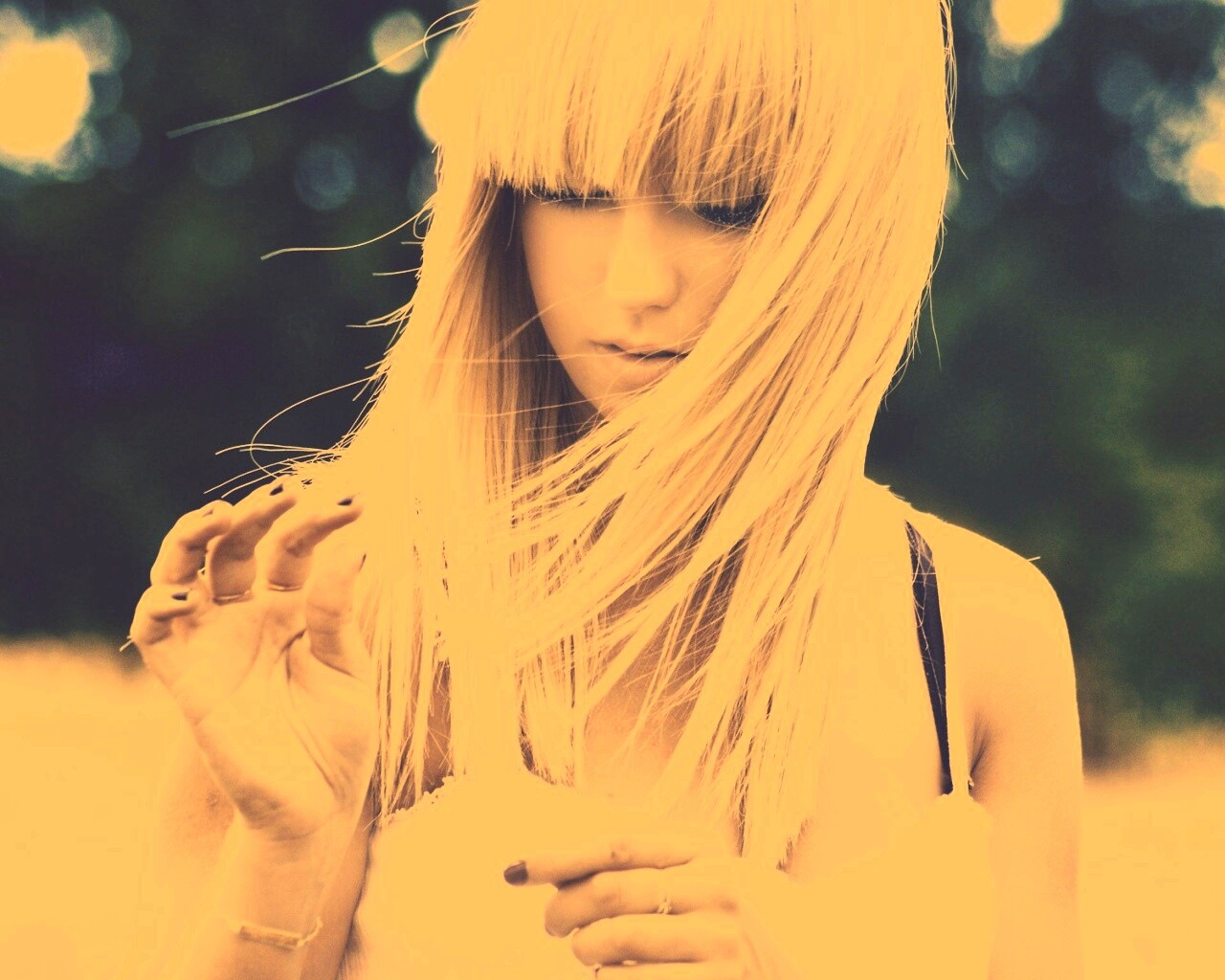 Красивая блондинка с ромашкой обои