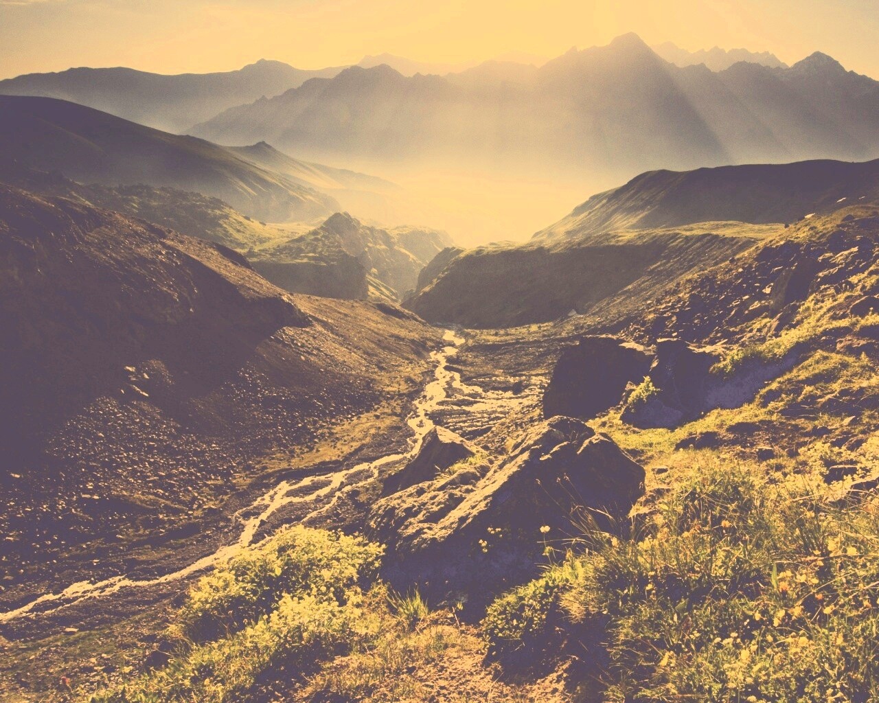 Горы и ручей обои