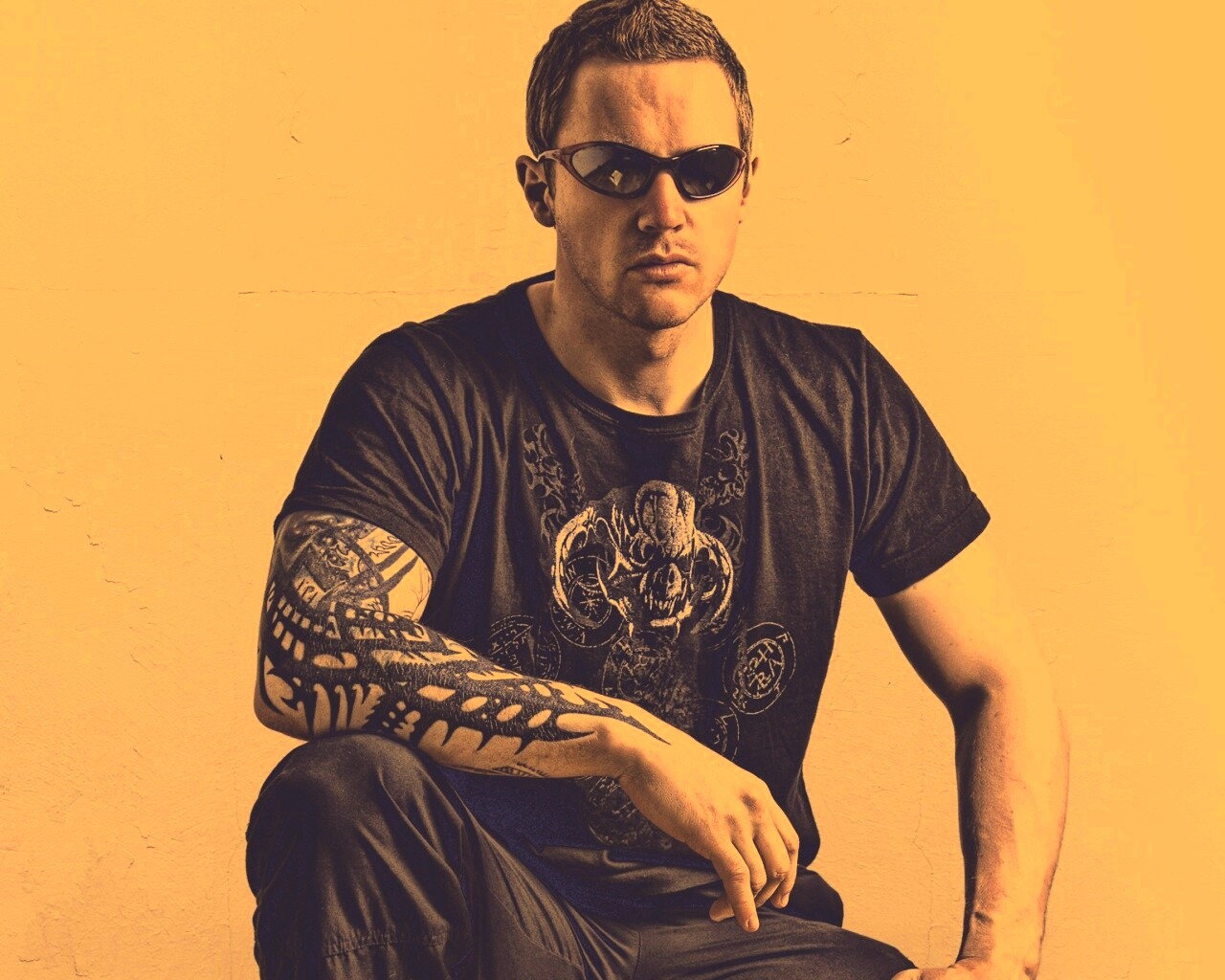 Парень с татуировкой обои