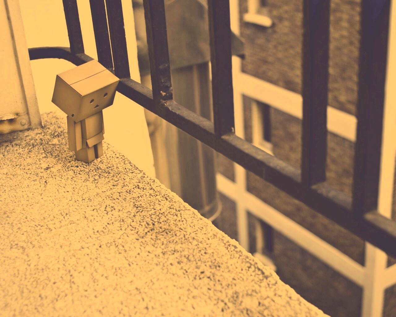 Грустный картонный человечек обои