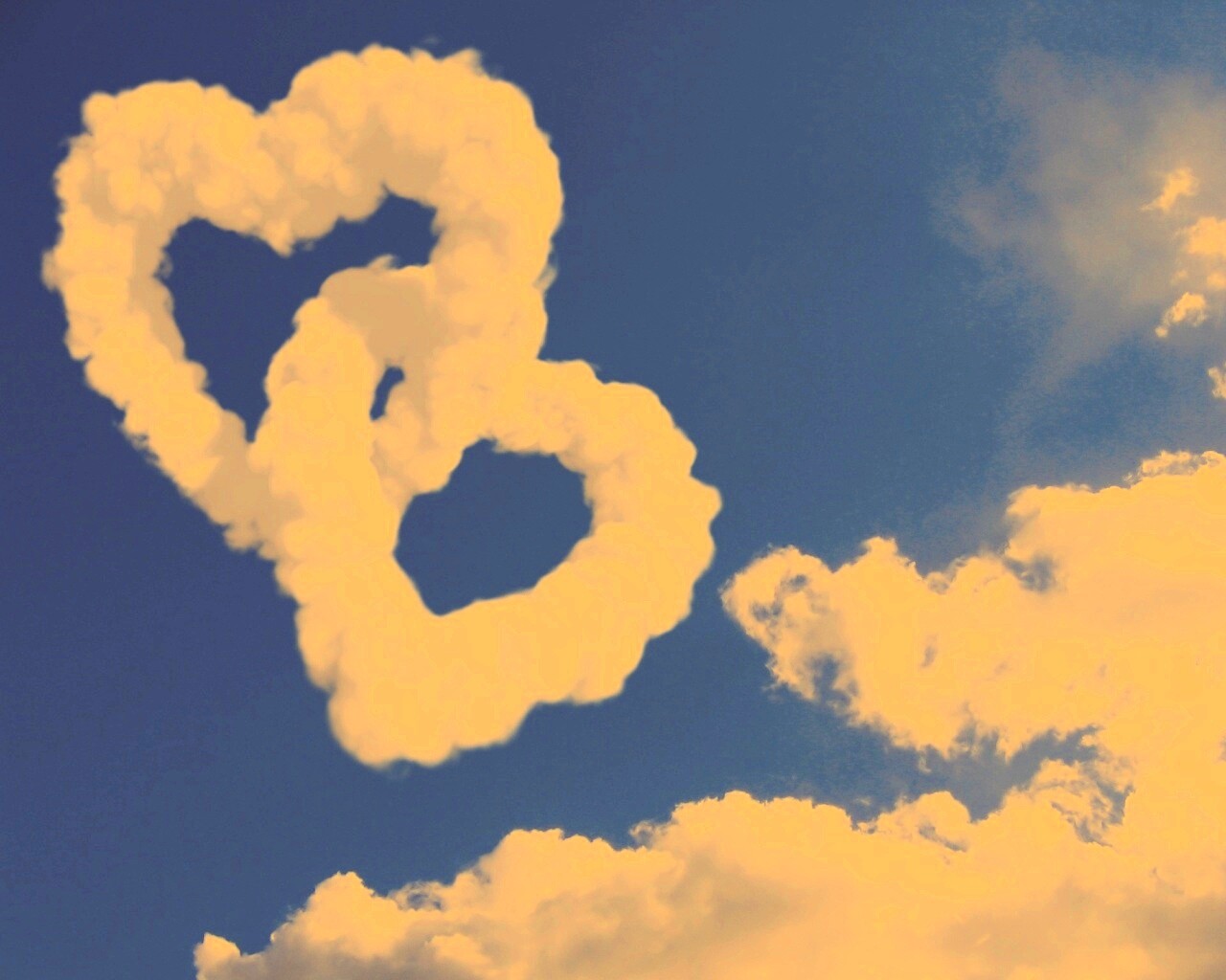 Облака в виде сердца обои