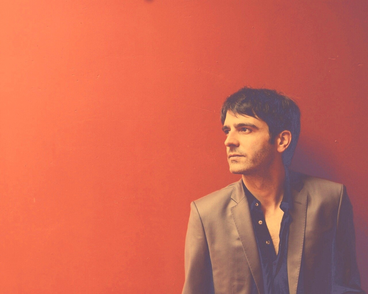 На красном фоне обои