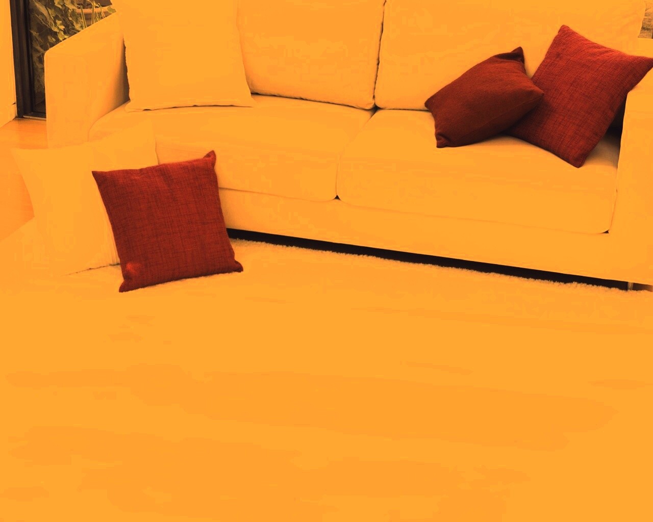 Диван с подушками обои