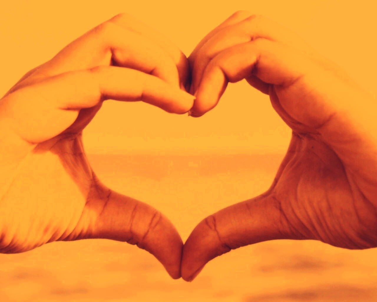 Руки сложенные сердечком обои