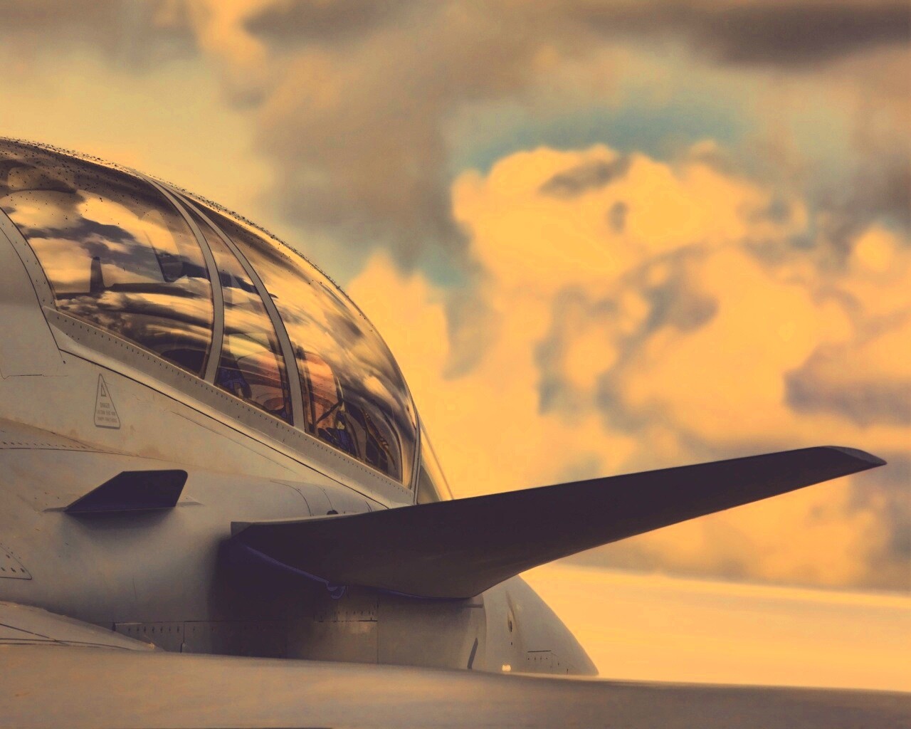 С крыла истребителя обои