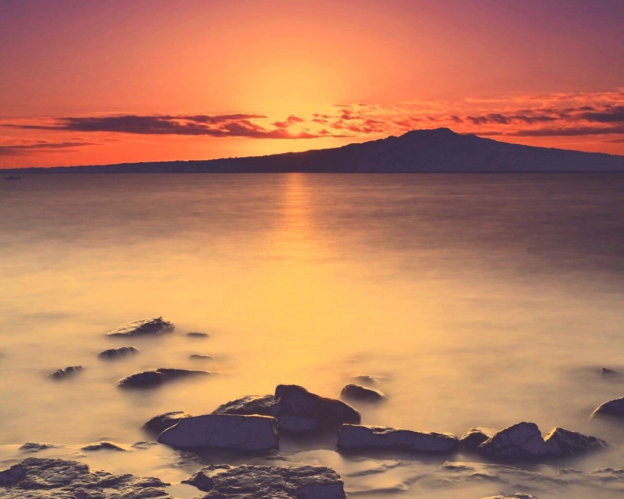 Восход над озером обои