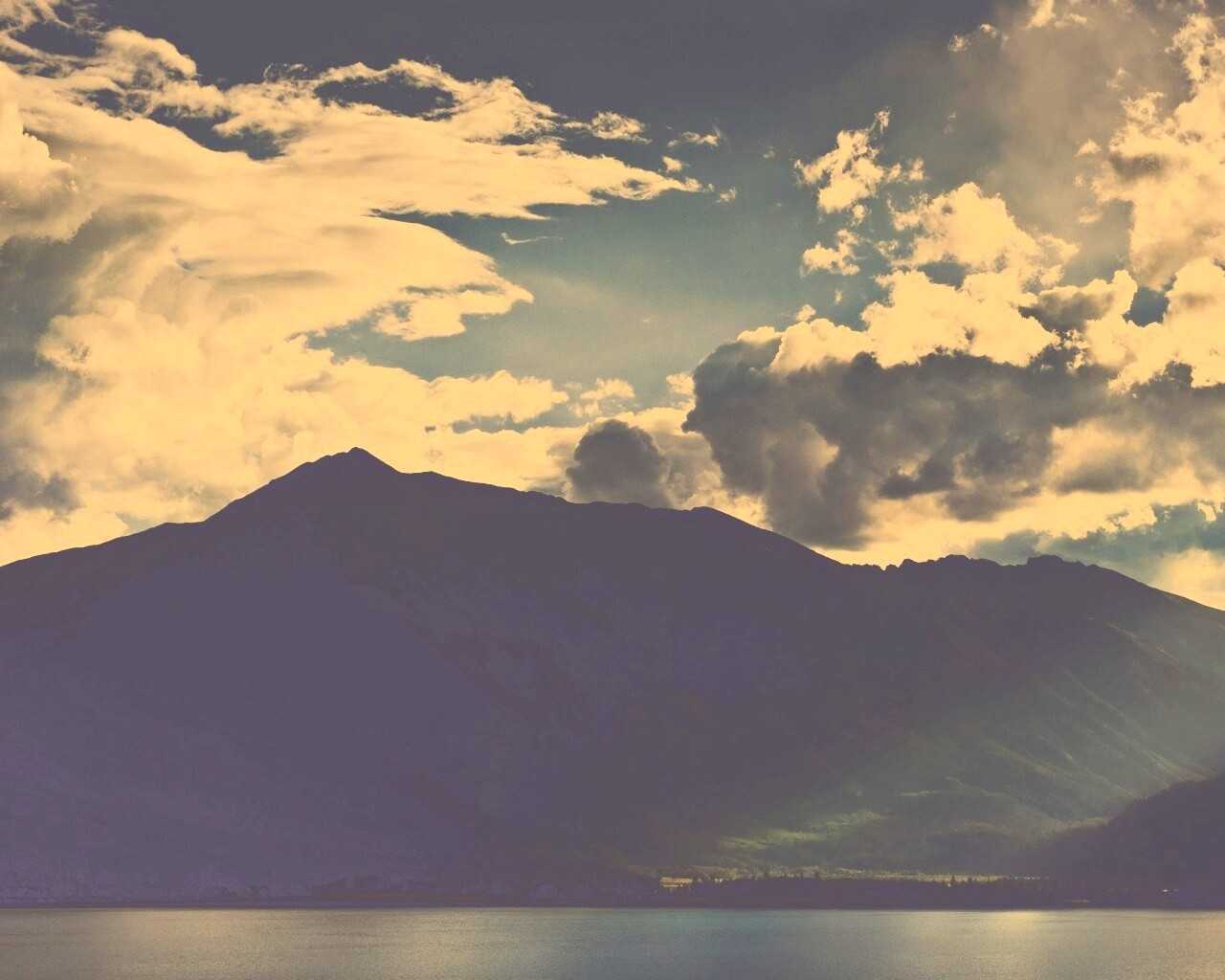 Свет на склонах гор обои