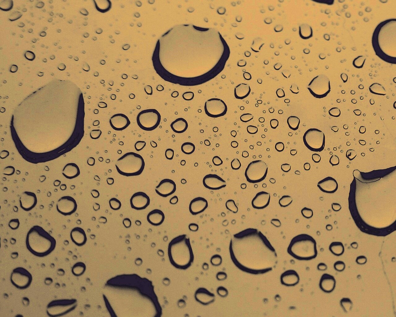 Капли воды на синем стекле обои