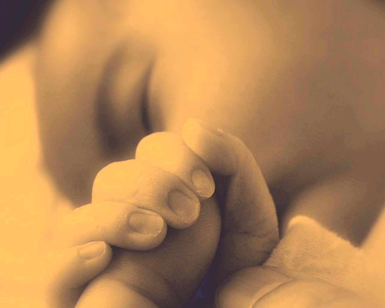 Младенец держит палец обои