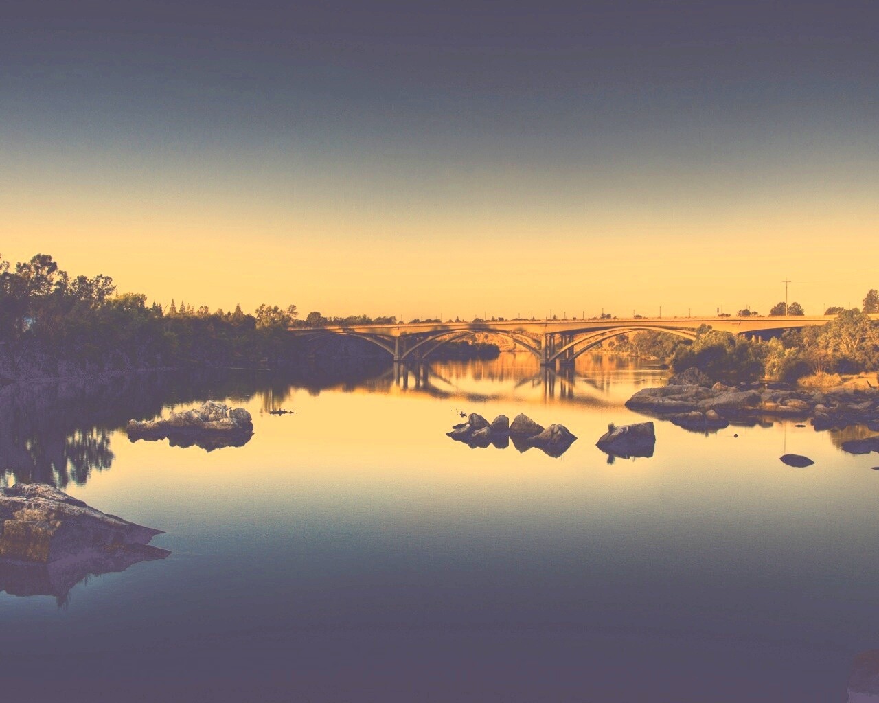 Мост через живописную реку обои