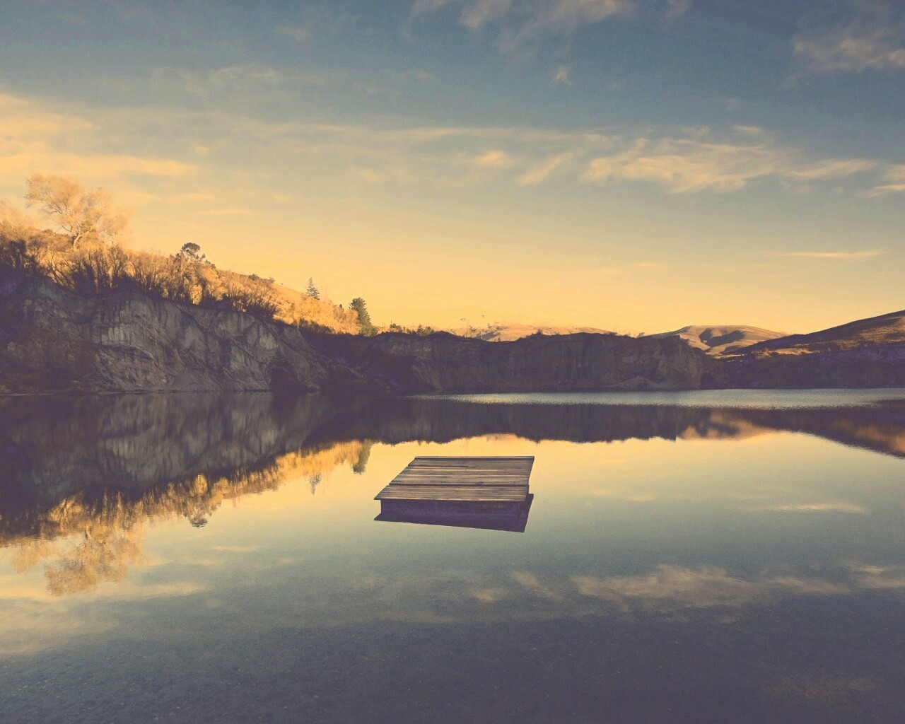 Уединенное озеро обои