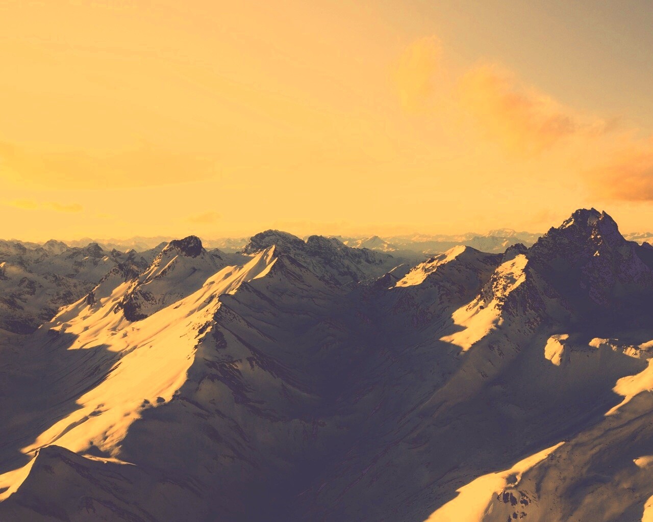 Залитые солнцем горы обои