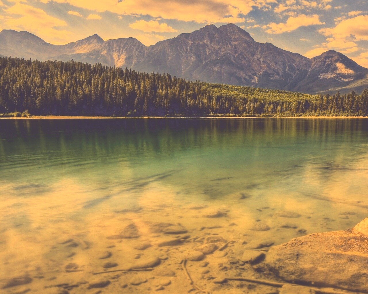 Зеленое озеро обои