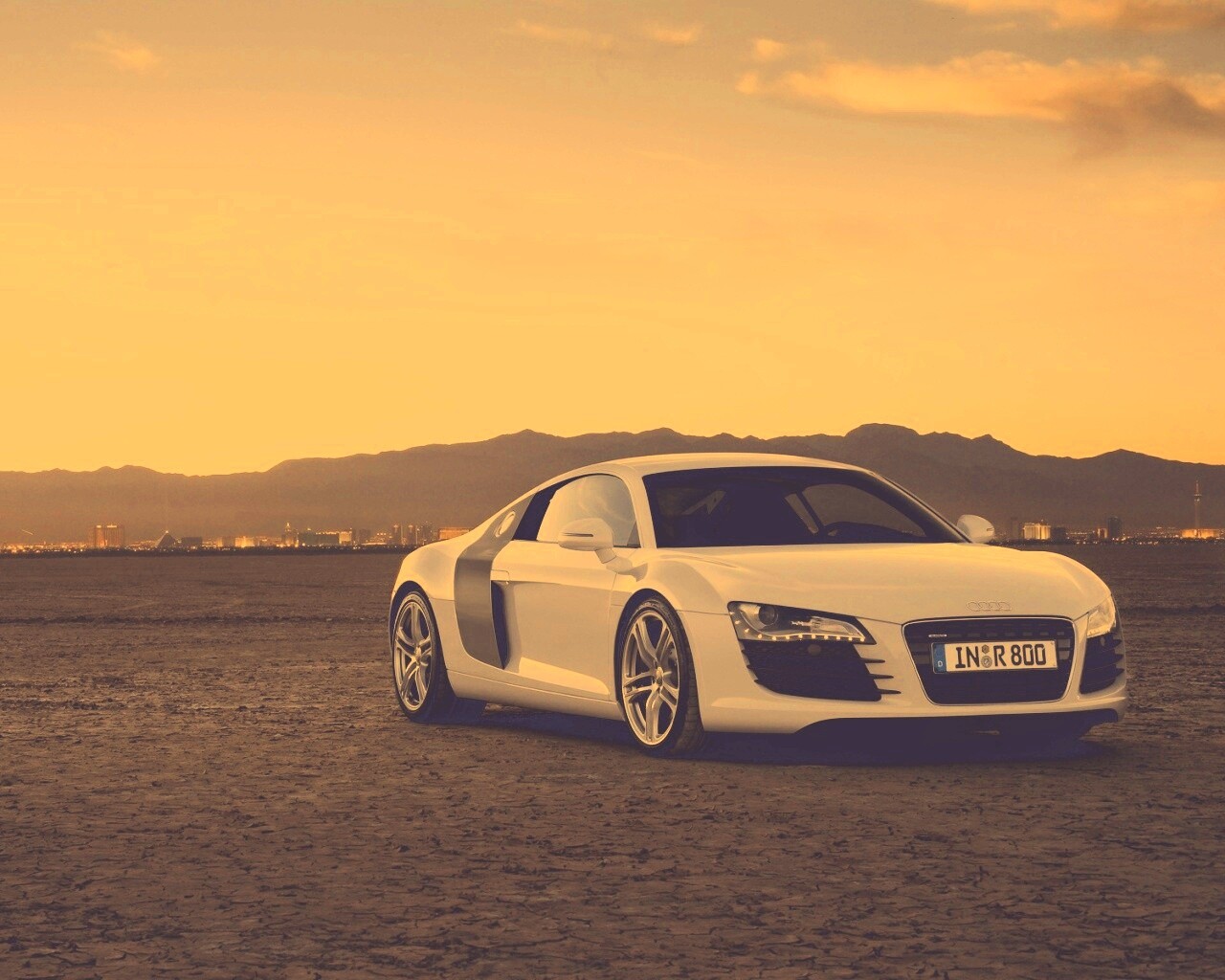 Белоснежная Ауди Р8 в пустыне обои