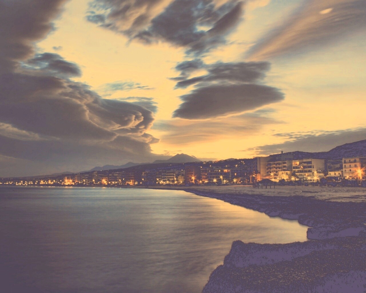 Красивый закат над городом у моря обои