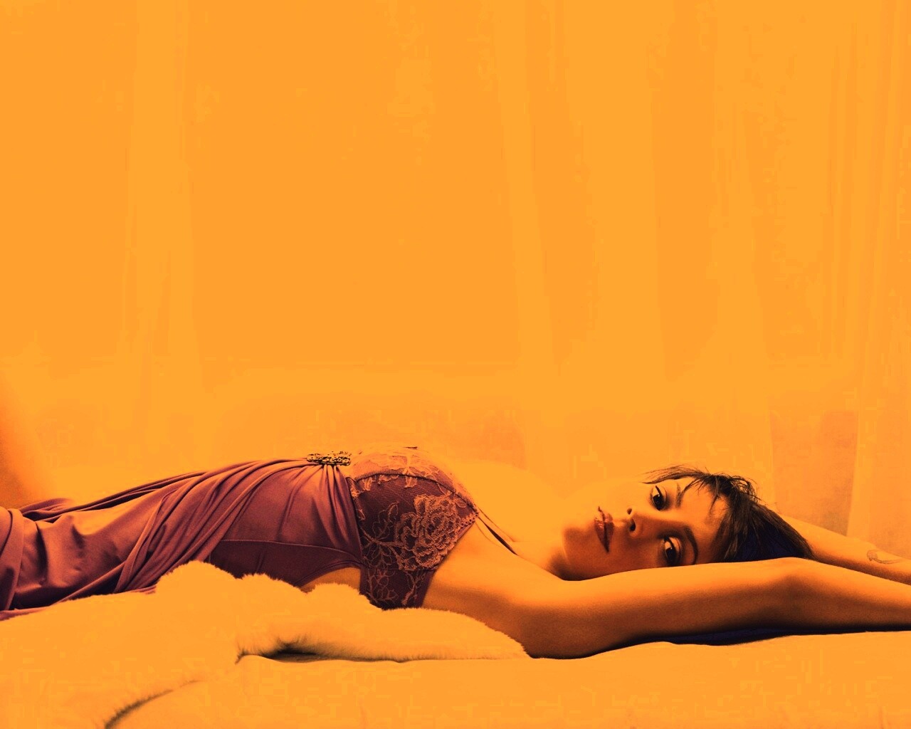 Алиса Милано на кровати обои