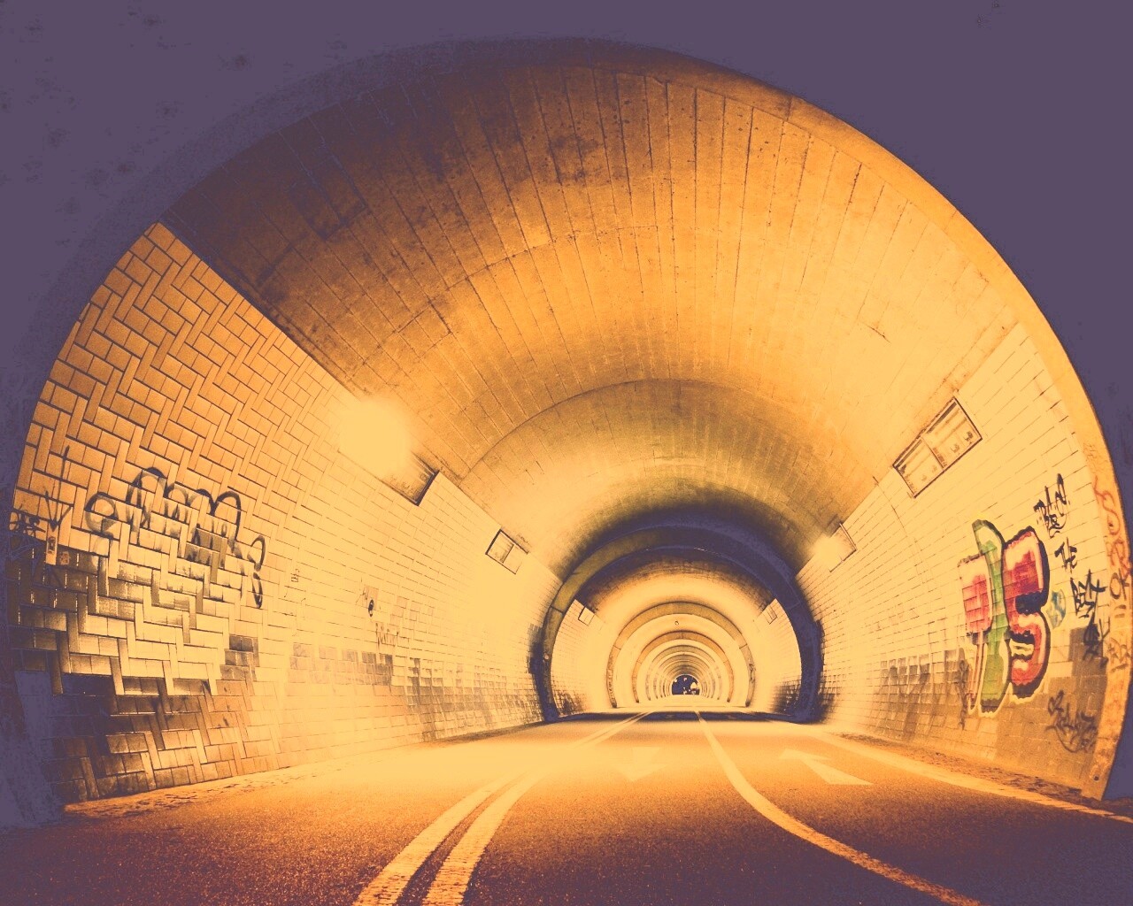 Тоннель и граффити на стенах обои