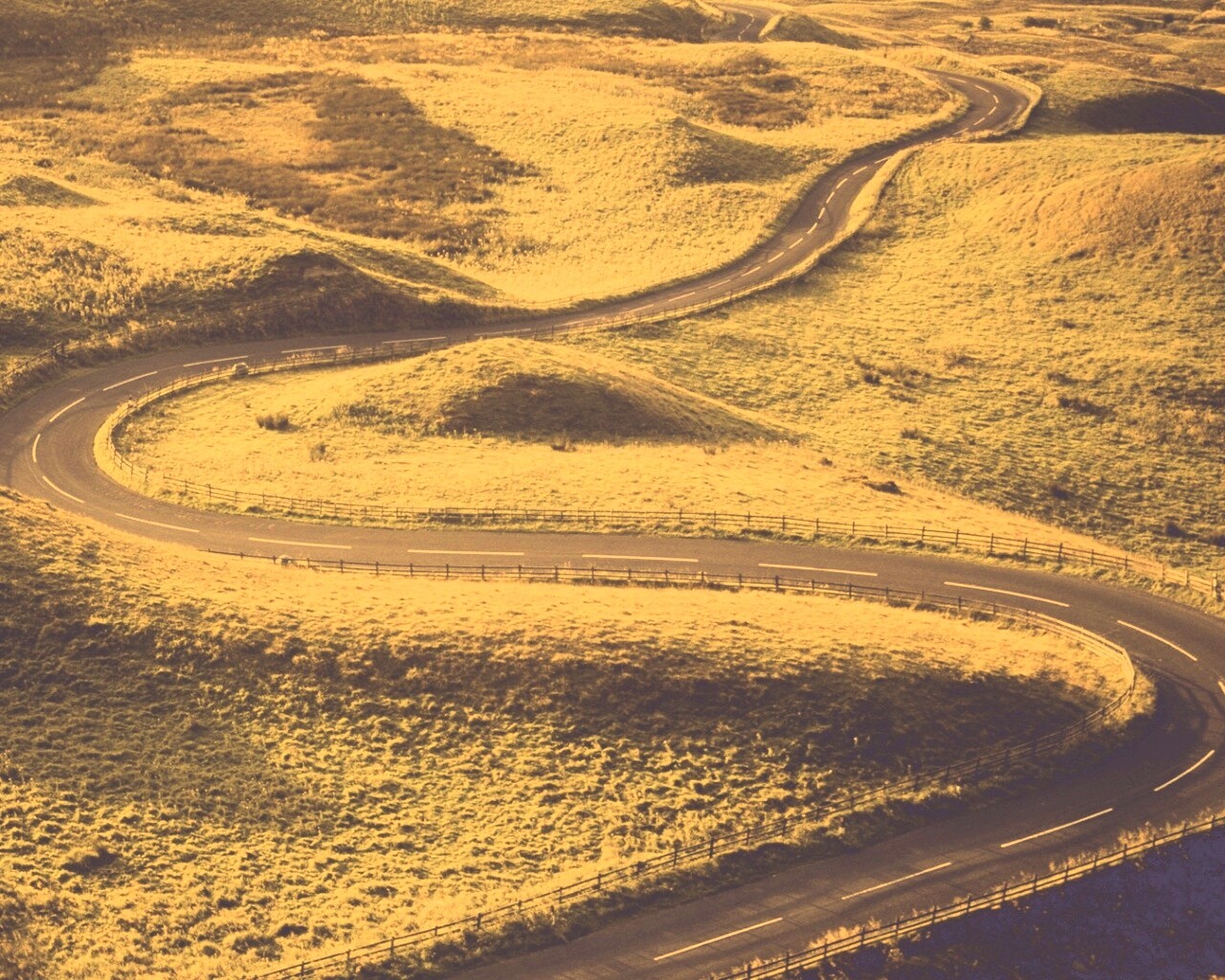 Дорога петляет меж холмов обои