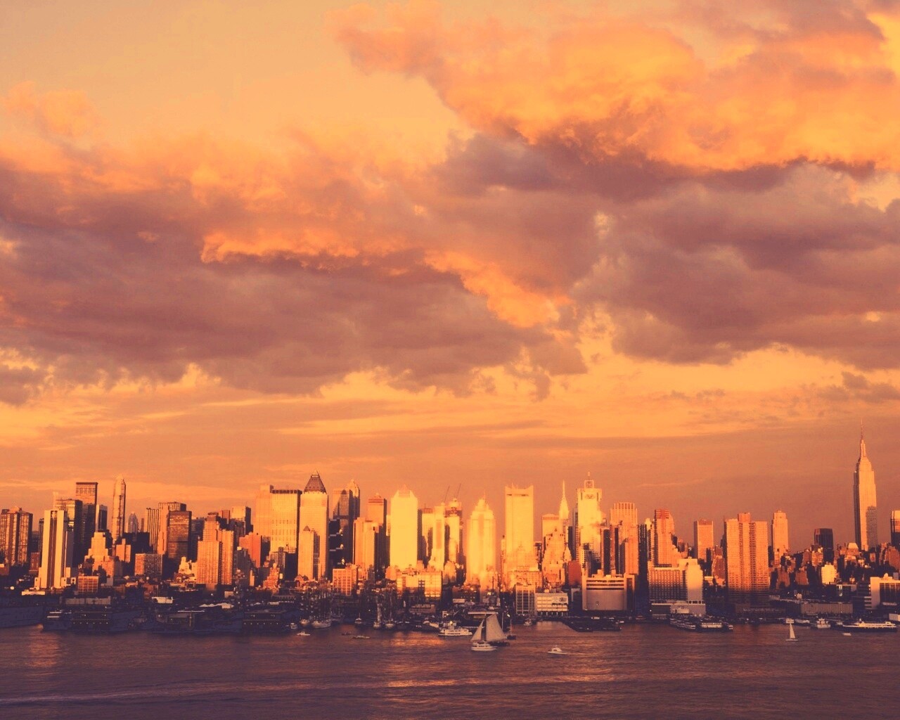 Панорама города на закате обои