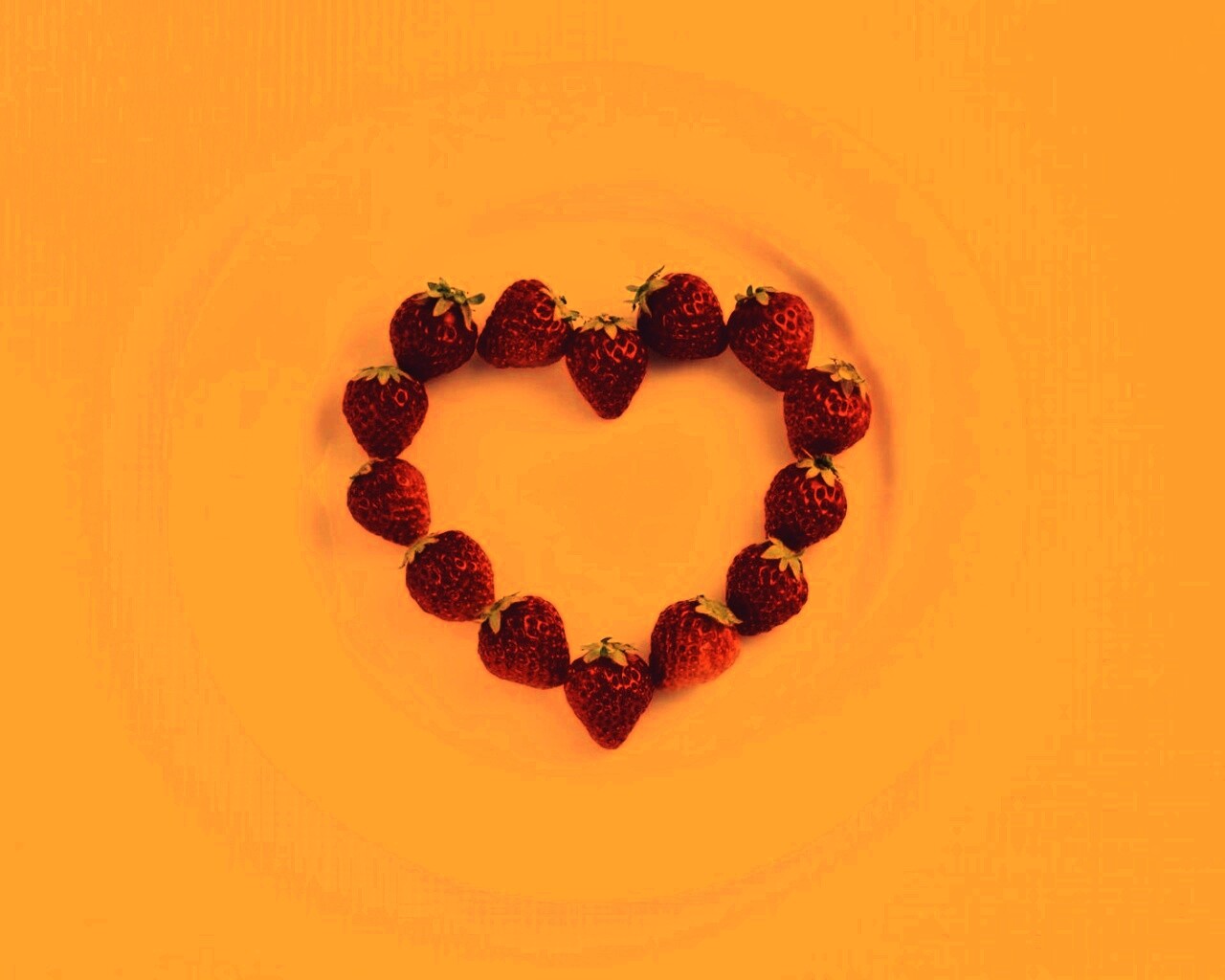 Тарелка с сердечком из клубники обои