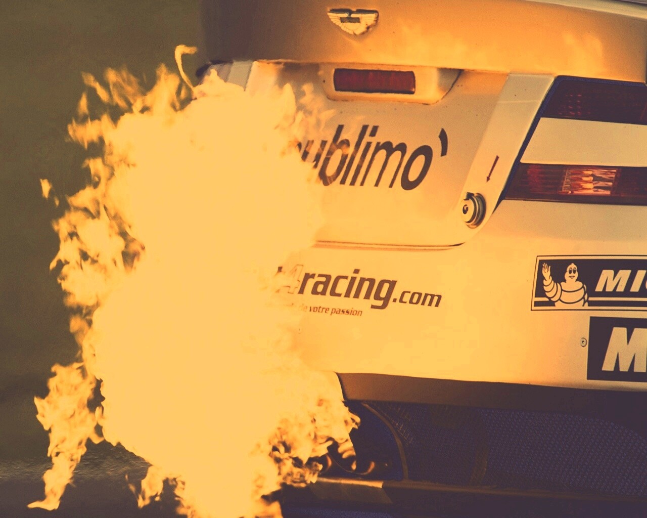 Огонь из выхлопной трубы гоночного Aston Martin обои