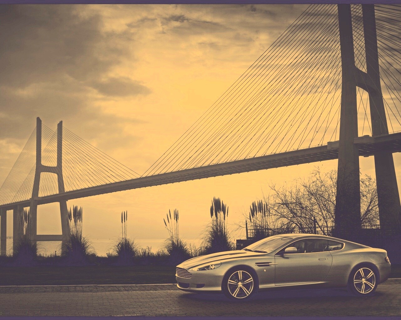 Aston Martin на фоне моста обои