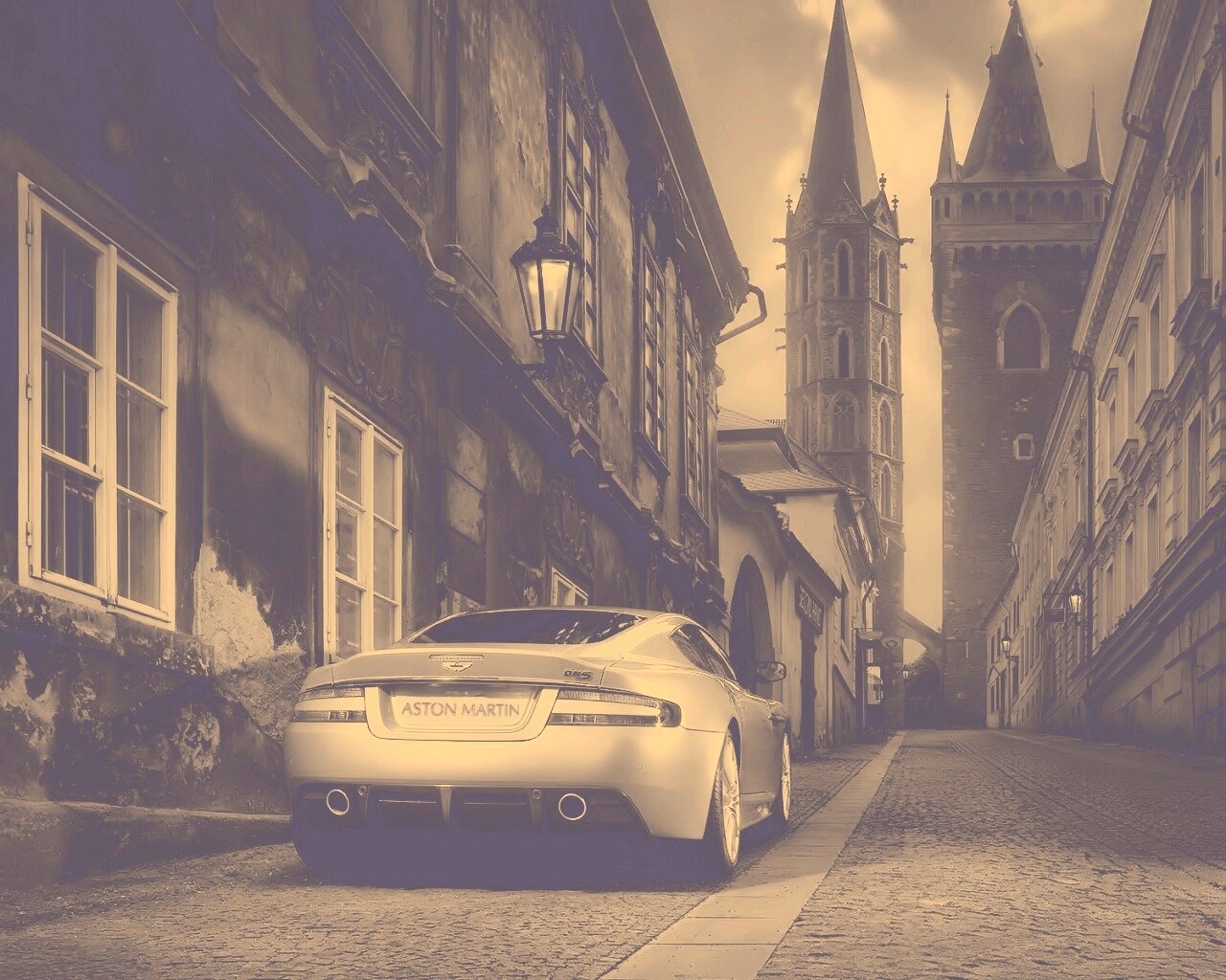 Aston Martin в старинном городе обои