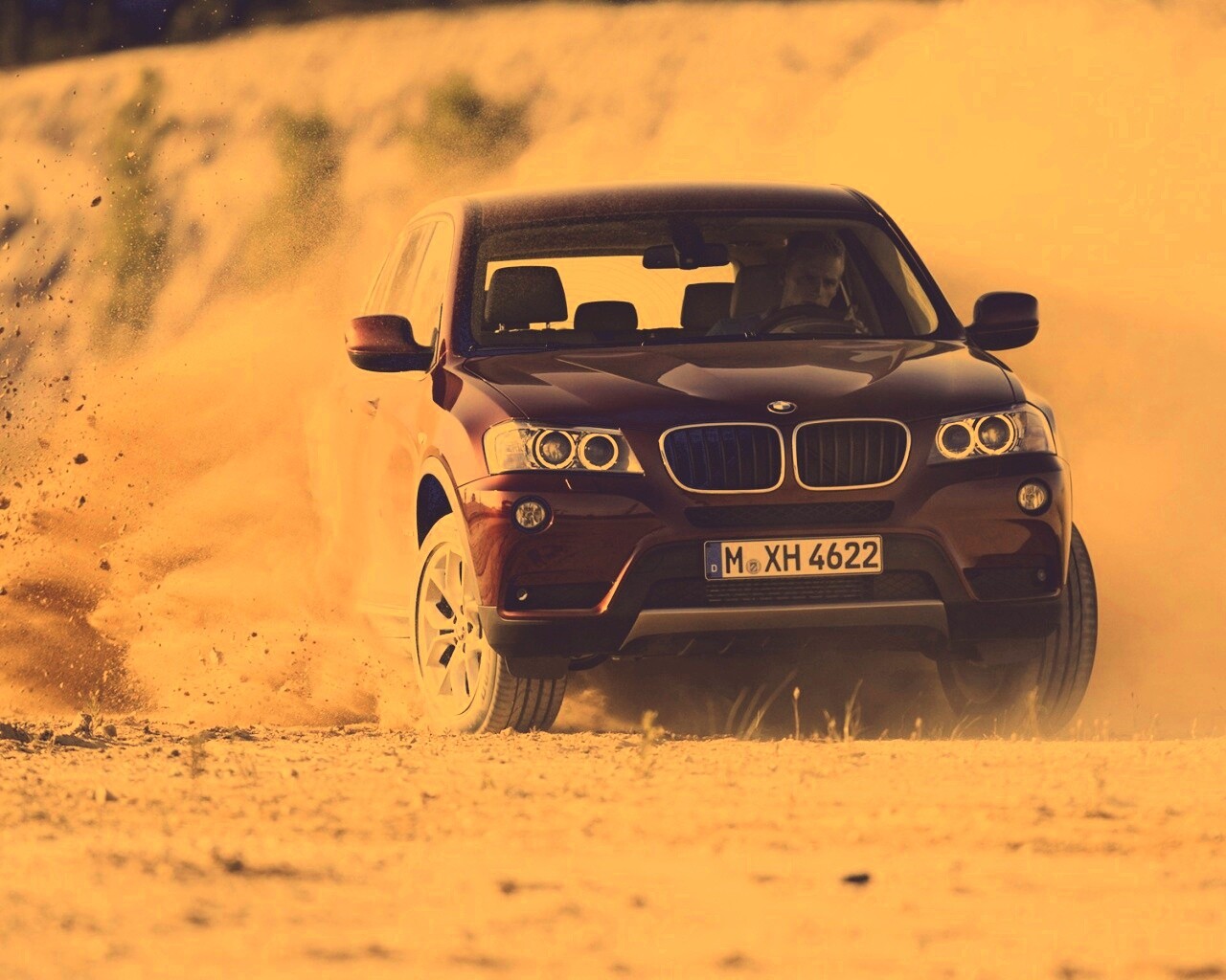 Кроссовер BMW в заносе обои