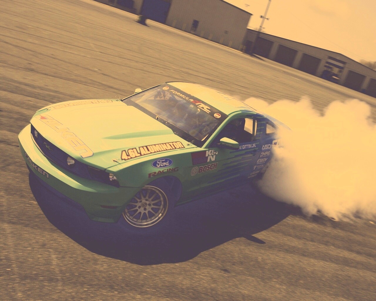 Мустанг дрифтует обои