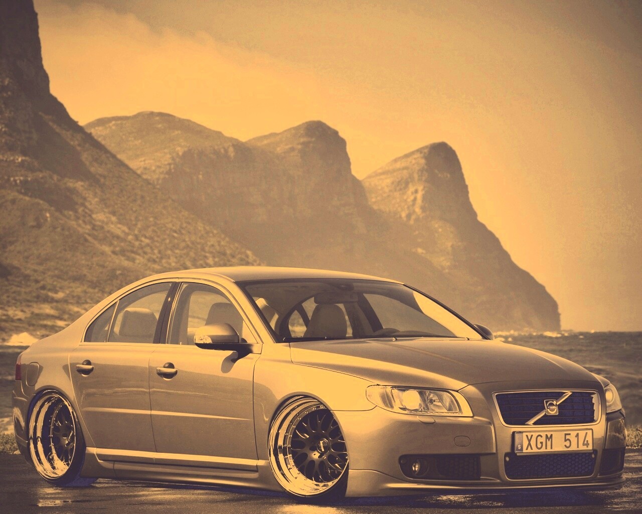 Вольво на берегу обои