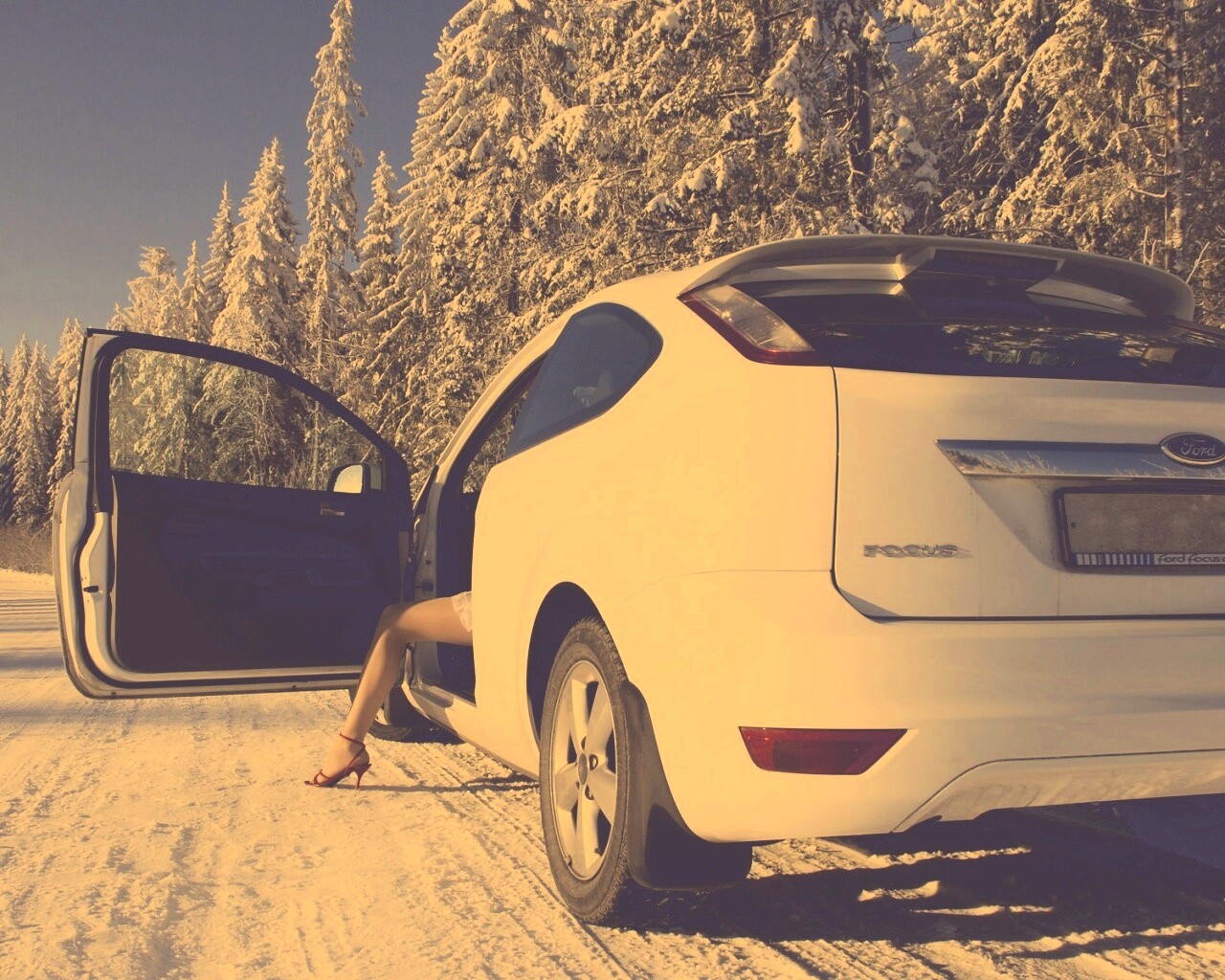 Девушка выходит из Ford Focus обои