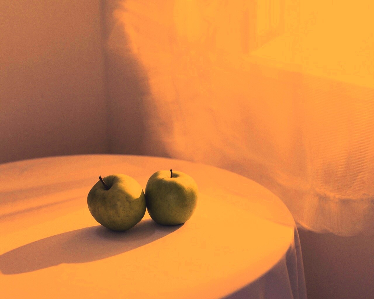 Яблоки на столе перед окном обои